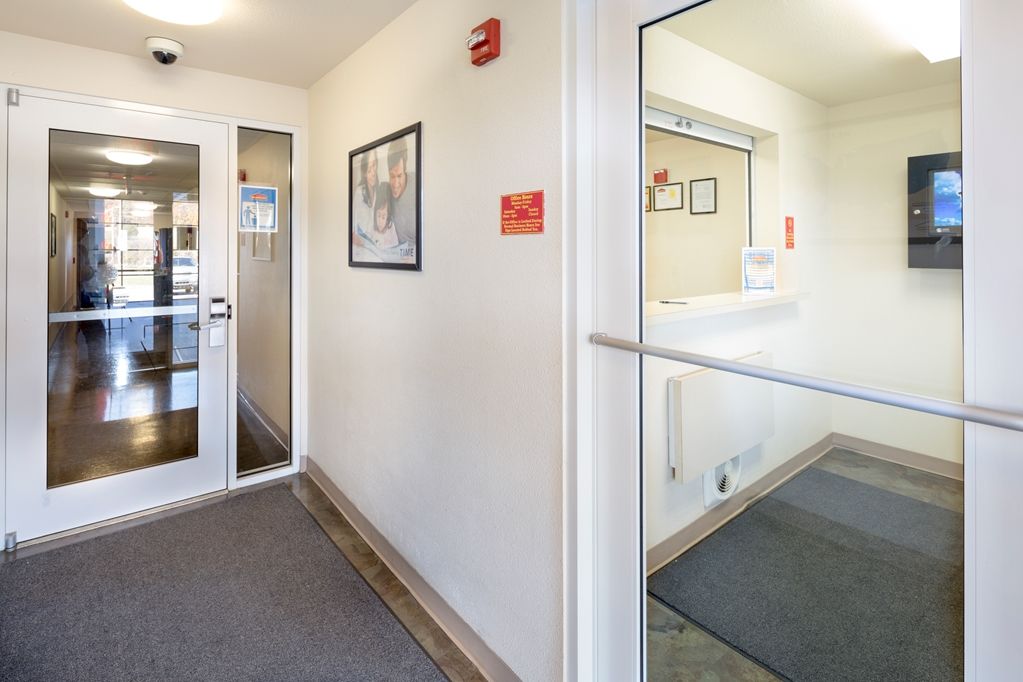 Woodspring Suites Springfield Interior photo