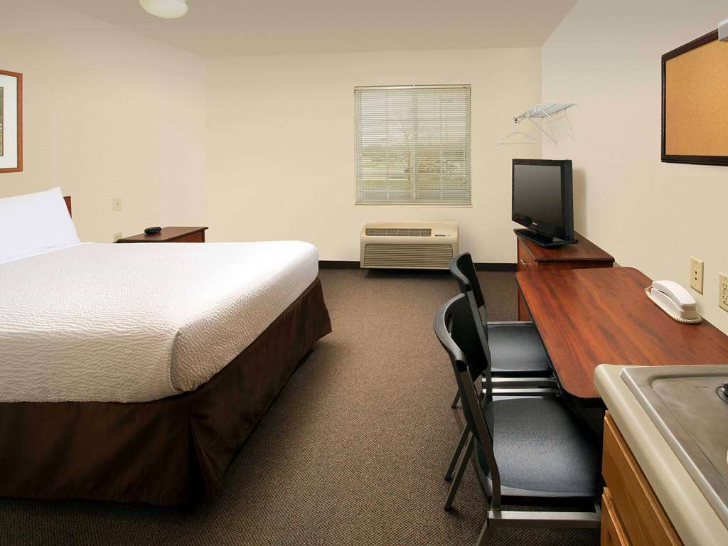 Woodspring Suites Springfield Room photo