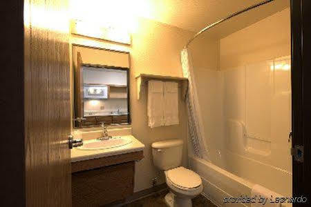 Woodspring Suites Springfield Room photo